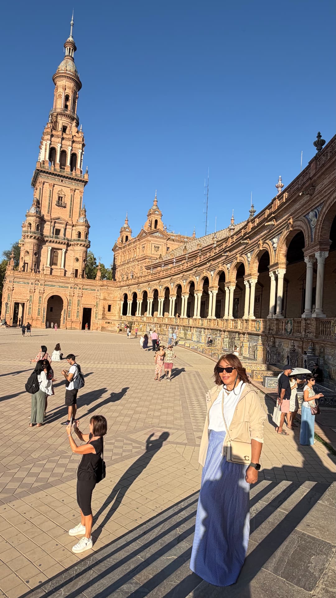 Clara Victoria con un look de viaje en la Plaza de España de Sevilla